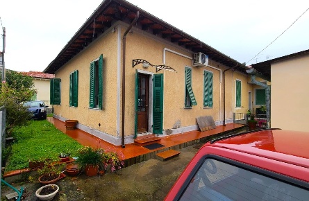 Foto Villa bifamiliare a Pietrasanta di 110 m² con 4 locali in vendita