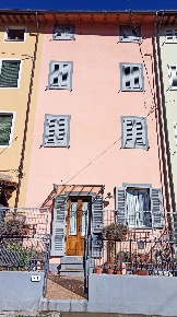 Foto Casa indipendente a Lucca Nozzano - Arliano di 132 m² con 8 locali