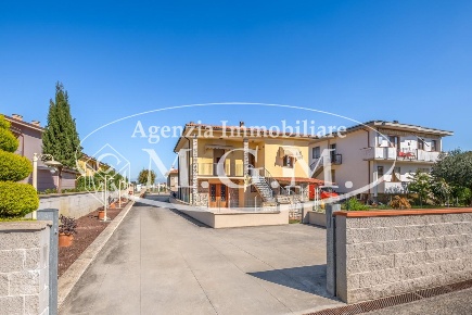 Foto Casa indipendente a Bientina Centro di 200 m² con 7 locali in vendita