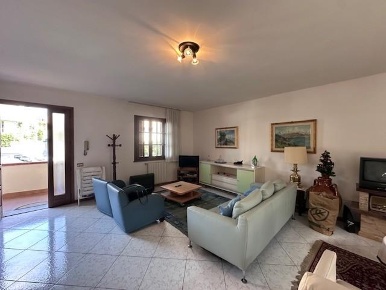 Foto Villa unifamiliare a Buti Semicentro di 180 m² con 6 locali in vendita