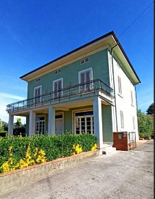 Foto Villa unifamiliare a Lucca San Pietro a Vico - San Cassiano di 300 m²