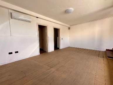 Foto Locale commerciale a Ponsacco di 60 m² con 2 locali in affitto