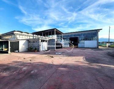 Foto Capannone industriale a Lucca Centro di 950 m² con 10 locali