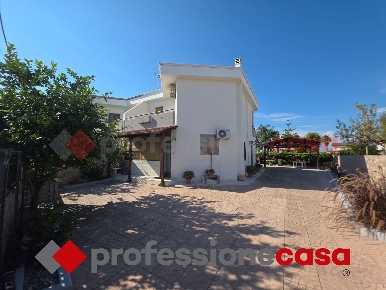 Foto Villa unifamiliare in Via Vittorio Locchi 5/B, Taranto di 140 m²