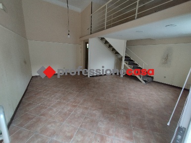 Foto Negozio in Via Bronzetti 145, San Nicola la Strada di 45 m² in affitto