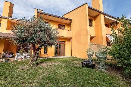 Foto Villa a schiera in Via Superga 53, Baldissero Torinese di 252 m²