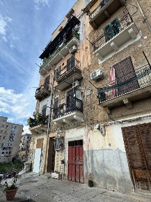 Foto Appartamento in Via Re Manfredi 53, Palermo Zisa di 75 m² con 3 locali
