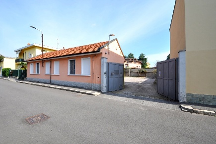 Foto Magazzino a Inveruno Centro di 200 m² con 3 locali in affitto