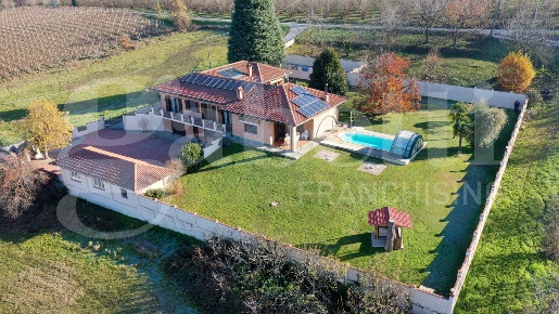 Foto Villa unifamiliare in Borgata Alferi Soprani, La Morra di 250 m²