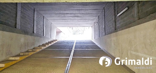 Foto Box in Via Capecelatro 72, Milano San Siro di 39 m² in vendita