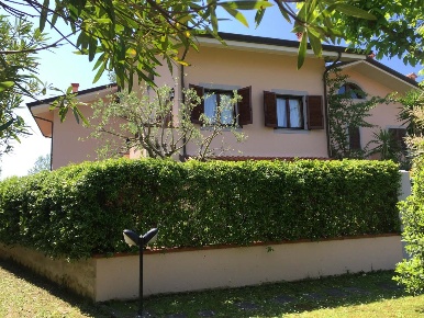 Foto Villa bifamiliare a Forte dei Marmi di 140 m² con 7 locali in affitto
