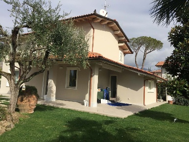 Foto Villa unifamiliare a Forte dei Marmi di 180 m² con 8 locali in affitto