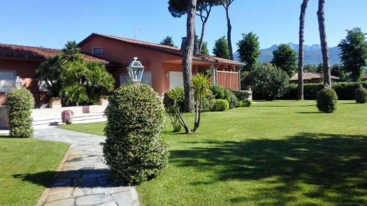 Foto Villa unifamiliare a Forte dei Marmi di 250 m² con 99 locali