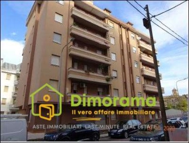 Foto Magazzino in via Monsignor Cogoni  4, Nuoro Centro di 324 m²