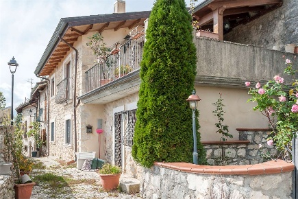 Foto Villa unifamiliare in Via del Commercio 7, Scontrone Centro di 153 m²