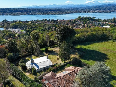 Foto Villa unifamiliare in Via Frapolli 10, Sesto Calende Cocquo di 400 m²