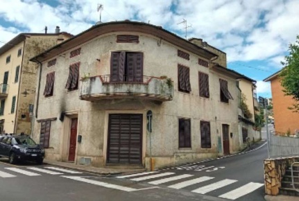 Foto Appartamento in Via Giulio Braga, Vaiano Centro di 124 m² con 6 locali
