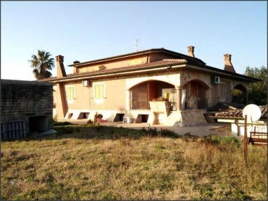 Foto Villa unifamiliare in Via Giovenco 2, Aprilia di 339 m² con 11 locali