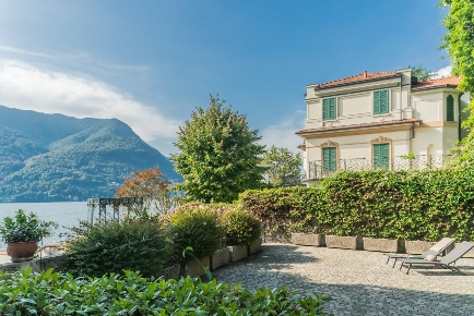 Foto Appartamento in Via Regina, Carate Urio Centro di 115 m² con 2 locali