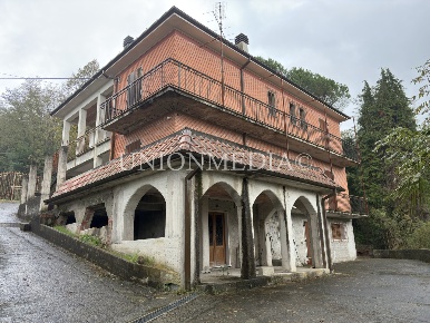 Foto Villa bifamiliare a Follo di 400 m² con 17 locali in vendita