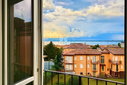 Foto Attico in Via Giuseppe Mazzini 82, Desenzano del Garda di 160 m²