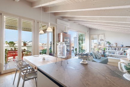 Foto Attico in Via Trento 31, Desenzano del Garda di 200 m² con 5 locali