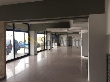 Foto Locale commerciale in Strada Cambiano 220, Chieri Semicentro di 300 m²