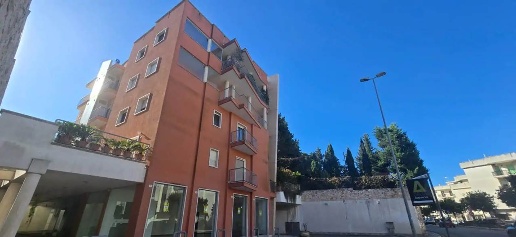 Foto Attività commerciale in VIA TONIOLO, Martina Franca di 300 m²