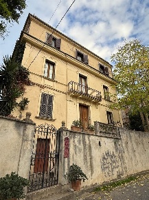Foto Villa unifamiliare a Cosenza Centro Storico di 429 m² con 16 locali