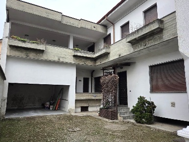 Foto Casa indipendente in VIA VALTELLINA 55, Cinisello Balsamo di 220 m²