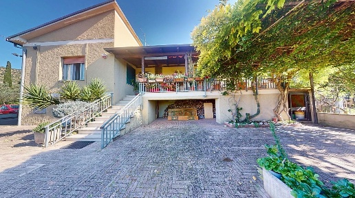 Foto Casa indipendente in Via Colle Scandolaro  snc, Foligno di 300 m²