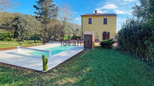 Foto Villa unifamiliare a Rosignano Marittimo di 400 m² con 13 locali