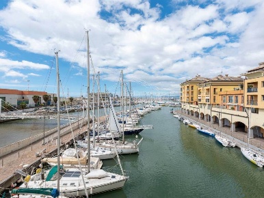 Foto Negozio in Via Puccini, Genova Sestri Ponente di 838 m² in vendita