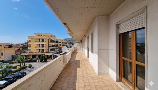 Foto Appartamento in PIAZZA G.FALCONE, Mondragone di 140 m² con 4 locali