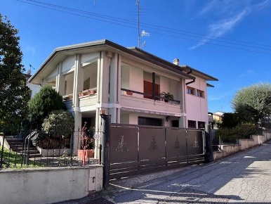 Foto Villa unifamiliare a Desenzano del Garda Rivoltella di 581 m²