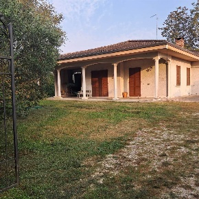 Foto Casa indipendente a Pegognaga di 288 m² con 7 locali in vendita