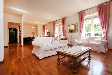 Foto Appartamento in Via Zurigo, Milano Inganni di 230 m² con 6 locali