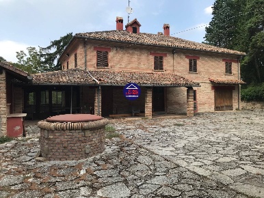 Foto Rustico in VIA CAIRO, Mombaroccio di 340 m² con 9 locali in vendita