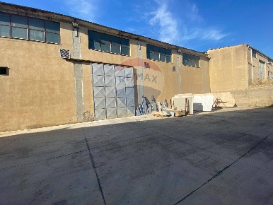 Foto Capannone industriale in via sfere, Caltagirone di 550 m² in vendita