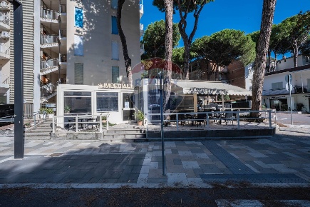 Foto Attività commerciale in Viale Giosuè Carducci, Comacchio di 70 m²