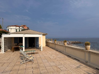 Foto Villa singola in corso villaregia, Riva Ligure di 405 m² con 14 locali