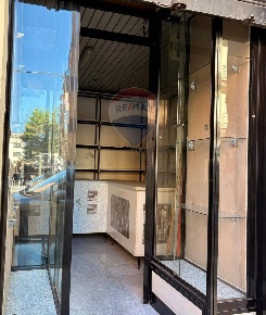 Foto Locale commerciale in Via Giulio Petroni, Bari Poggiofranco di 20 m²