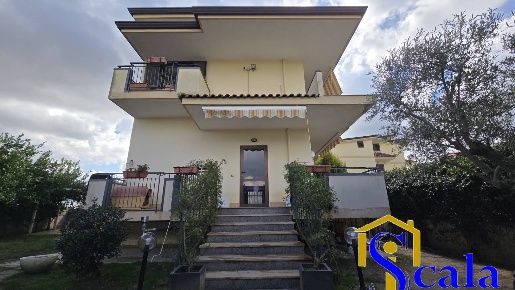 Foto Villa a schiera in VIA NERONE, San Tammaro di 260 m² con 6 locali