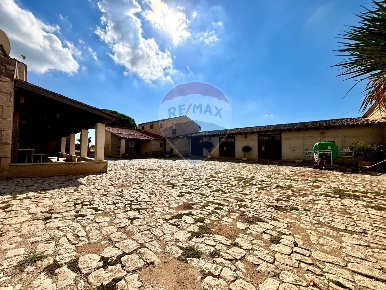 Foto Rustico in Contrada Imperatore, Ragusa Puntarazzi - Pozzillo di 532 m²