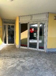 Foto Locale commerciale in PIAZZA GIUSEPPE MAGGIOLINI, Parabiago Centro