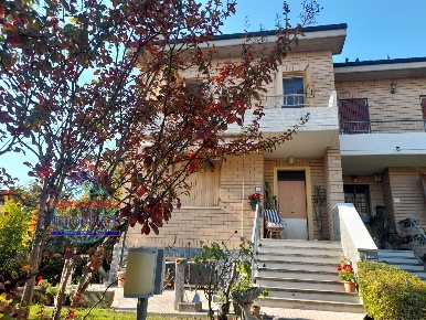 Foto Villa a schiera in VIA GRAZIA DELEDDA, Sala Bolognese Centro di 233 m²