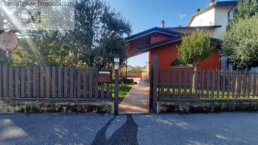 Foto Casa indipendente a San Bonifacio Centro di 478 m² con 6 locali