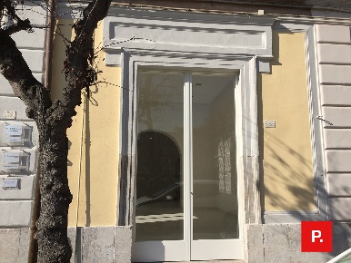 Foto Locale commerciale in piazza matteotti, Caserta Corso Trieste di 90 m²