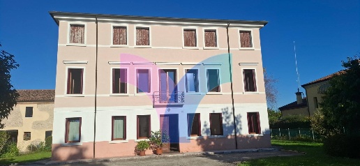 Foto Villa singola in via Spine', Oderzo Centro di 600 m² con 14 locali