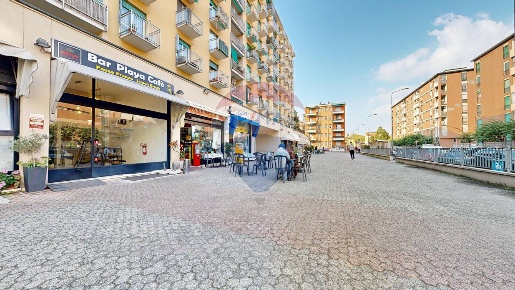 Foto Negozio in Via Val Di Ledro, Milano Niguarda di 60 m² con 2 locali
